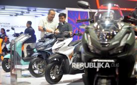 Pengunjung melihat motor Honda yang dipajang di Pameran Indonesia Motorcycle Show (IMOS) 2025 di Indonesia Convention Exhibition (ICE) BSD, Serpong, Kabupaten Tangerang, Banten, Rabu (24/9/2025). Pada IMOS 2025 Honda menampilkan jajaran lini sepeda motor dari motor terbaru Honda ADV160 sampai motor listrik yang diharapkan menjadi etalase inovasi sekaligus ruang interaksi dengan konsumen.