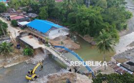 Foto udara operator mengoperasikan alat berat saat memperbaiki jembatan di Kampung Tanjung, Kuranji, Padang, Sumatera Barat, Selasa (11/8/2026). Pemerintah Kota Padang memulai rehabilitasi dan rekonstruksi jembatan yang rusak akibat bencana pada November 2025 tersebut selama lima bulan dengan anggaran Rp8,8 miliar. 