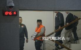 Mantan menteri agama Yaqut Cholil Qoumas mengenakan rompi tahanan usai menjalani pemeriksaan di Gedung Merah Putih KPK, Jakarta, Kamis (12/3/2026).