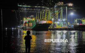Suasana aktivitas bongkar muat peti kemas di New Priok Container Terminal One, Tanjung Priok, Jakarta Utara, Rabu (6/8/2025).