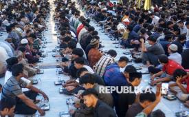 Warga menunggu waktu untuk berbuka puasa bersama di Masjid Sheikh Zayed, Solo, Jawa Tengah, Kamis (19/2/2026). Badan Pengelola Masjid Raya Syeikh Zayed menyiapkan tujuh ribu paket makan dan takjil berbuka puasa setiap harinya selama bulan Ramadhan. 