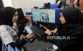 Petugas melayani nasabah di kantor bank syariah.