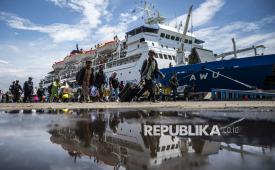 Sejumlah penumpang turun dari Kapal Pelni KM Awu di dermaga Terminal Penumpang Pelabuhan Tanjung Emas Semarang, Jawa Tengah, Sabtu (7/3/2026). 