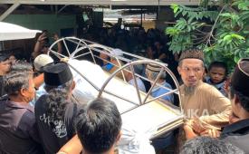 Kedatangan tiga jenazah korban kecelakaan Bus Rombongan SMK Lingga Kencana Depok disambut isak tangis sanak keluarga, di Sawangan, Depok, Jawa Barat, Ahad (12/5/2024). 