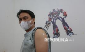 Warga melakukan penyuntikan vaksin influenza Flubio di Klinik Pratama Dermaga Raya, Jakarta, Selasa (6/1/2026). Kementerian Kesehatan mencatat terdapat 62 kasus influenza A (H3N2) subclade K atau superflu di Indonesia selama periode Agustus-Desember 2025 dengan mayoritas kasus terjadi pada perempuan dan anak-anak, sehingga masyarakat diimbau menerapkan perilaku hidup bersih dan sehat serta mendapatkan vaksinasi influenza tahunan. 