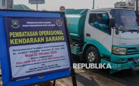 Pengendara truk melintas saat pemberlakuan pengalihan operasional truk di Jalan Lingkar Selatan, Kota Cilegon, Banten, Senin (27/10/2025). Tim gabungan Polres Cilegon, Dishub Cilegon, dan BPTD Banten melakukan pengalihan operasional kendaraan truk termasuk kendaraan bermuatan lebih yang hendak menuju Jakarta untuk masuk melalui jalan tol Cilegon Barat sebagai solusi mengurai kepadatan lalu lintas di jalan arteri seiring meningkatnya jumlah volume truk dalam dua pekan terakhir.