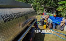 epala Badan Penanggulangan Bencana Daerah (BPBD) Provinsi Jawa Tengah (Jateng) Bergas Catursasi Penanggungan mengungkapkan BPBD telah menyalurkan bantuan 3 juta liter air bersih ke daerah terdampak kekeringan di provinsi tersebut. (ilustrasi)