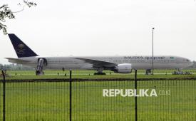 Pesawat Saudi Airlines nomor penerbangan SV-5276 berada di landasan usai mendarat darurat di Bandara Internasional Kualanamu, Kabupaten Deli Serdang, Sumatera Utara, Selasa (17/6/2025). Pesawat Saudi Airlines yang berangkat dari Jeddah Arab Saudi tujuan Bandara Soekarno Hatta Tangerang dengan membawa sebanyak 442 jamaah haji mendarat darurat di Bandara Internasional Kualanmu akibat adanya dugaan teror bom.