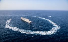  Kapal tempur militer Iran mengepung kapal induk tiruan selama latihan perang di Selat Hormuz, selatan Iran, 28 Juli 2020.