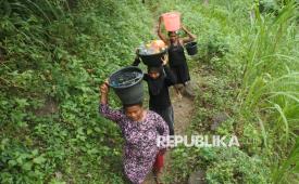 Sejumlah warga membawa ember berisi air yang diambil dari sumber mata air di Desa Gunung Putri, Suboh, Situbondo, Jawa Timur, Sabtu (20/6/2026). Warga Desa Gunung Putri tersebut mengaku mulai kesulitan air bersih untuk kebutuhan konsumsi dan dalam sebulan terakhir ini mereka terpaksa mengambil air dari sumber mata air yang berjarak sekitar satu kilometer. 