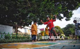 Sejumlah anak bermain permainan tradisional di Taman Robusta, Pondok Kopi, Jakarta Timur, Jumat (7/2/2025). Studi menemukan bahwa memberi kesempatan anak menjelajahi alam dan menghadapi tantangan terkait dengan kesehatan fisik dan mental yang lebih baik.