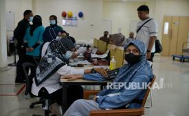 Tenaga kesehatan memeriksa kesehatan calon jamaah haji sebelum melakukan vaksin meningitis di Puskesmas Pasar Minggu, Jakarta, Rabu (17/4/2024). Pemerintah mewajibkan calon jamaah haji untuk melakukan vaksin meningitis sebagai upaya mitigatif bagi jamaah haji untuk meningkatkan kekebalan tubuh dari serangan penyakit meningitis saat ibadah Haji. Prosedur vaksin tersebut dilakukan dalam kurun waktu 2 hingga 3 minggu sebelum keberangkatan. Pemeriksaan vaksin tersebut digelar tanpa pungutan biaya.