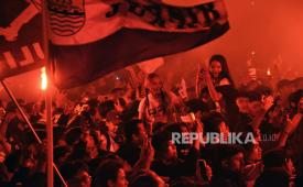 Ribuan bobotoh atau suporter Persib merayakan kemenangan Persib usai nonton bareng final Championship Series Liga 1 2023-2024, di kawasan Gasibu, Jalan Diponegoro, Kota Bandung, Jawa Barat, Jumat (31/5/2024). Dalam pertandingan itu Persib berhasil mengalahkan Madura United dengan skor 3-1.