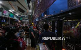 Penumpang menaiki bus Transjakarta di Halte Transjakarta Bundaran HI, Jakarta, Kamis (6/11/2025). Nisab Zakat Penghasilan 2026 Naik, Baznas Patok Rp 7,64 Juta per Bulan
