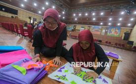 Peserta mengikuti kegiatan pelatihan seni budaya di PPSB Kisam Bjn Jiun, Duren Sawit, Jakarta Timur, Rabu (15/4/2026). Suku Dinas Kebuyaan Jakarta Timur bersama Yayasan Gerakan Cinta Kasih Kamaira menggelar pelatihan seni budaya bagi kelompok disabilitas guna memberikan ruang inklusif dan kreatif bagi kelompok disabilitas sehingga mampu melatih motorik sekaligus mengembangkan potensi bakat para peserta. Sebanyak 35 peserta dari kelompok disabilitas mengikuti kegiatan kesenian yang berlangsung hingga 28 April mendatang.
