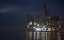 Suasana aktivitas bongkar muat peti kemas di Pelabuhan Tanjung Priok, Jakarta. BI menyampaikan neraca pembayaran Indonesia (NPI) pada kuartal IV 2025 mencatat surplus sebesar 6,1 miliar dolar AS. 