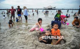 Anak-anak bermain pasir dan air saat libur lebaran di Pantai Ancol Taman Impian, Jakarta. Hingga pukul 18.00 WIB jumlah pengunjung ke Ancol mencapai 46.500 orang (ilustrasi).