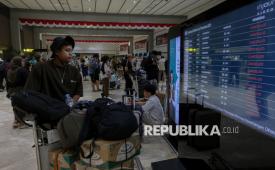 Calon penumpang mengamati papan informasi yang menunjukan pembatalan penerbangan di Terminal 2 keberangkatan Bandara Soekarno Hatta, Tangerang, Banten, Ahad (6/9/2026). Sebanyak 209 penerbangan di Bandara International Soekarno Hatta terpaksa dibatalkan imnas dari adanya sebaran abu vulkanik dari aktivitas erupsi Gunung Anak Krakatau yang menyebabkan penumpukan calon penumpang di area bandara. Jumlah tersebut terdiri dari 160 penerbangan domestik, 39 penerbangan internasional, dan 10 penerbangan kargo.