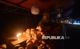 Pedagang menggunakan lilin untuk penerang saat pemadaman listrik di Nagari Kasang, Padang Pariaman, Sumatera Barat, Sabtu (23/5/2026). Pemadaman listrik massal masih terjadi di sejumlah daerah di Sumatera Barat dengan waktu yang bergiliran di masing-masing daerah. 