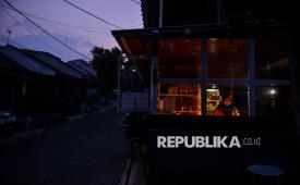 Warga menyalakan lilin saat pemadaman listrik bergilir di Cinunuk, Kabupaten Bandung, Jawa Barat, Jumat (19/6/2026). 