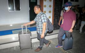 Penyidik Komisi Pemberantasan Korupsi (KPK) membawa koper seusai melakukan penggeledahan di Kantor Pengawasan dan Pelayanan Bea dan Cukai (KPPBC) Kudus, Kabupaten Kudus, Jawa Tengah, Rabu (28/10/2026). Dari penggeledahan itu tim penyidik KPK membawa dua koper yang diduga berisi barang bukti perkara dugaan tindak pidana korupsi di sektor kepabeanan. 
