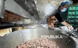 Pekerja menyiapkan makanan bagi jamaah calon haji Indonesia di dapur katering Safwat al-Wisam Grp.Ltd, Makkah, Arab Saudi, Senin (11/5/2026). Dapur katering tersebut memproduksi ribuan porsi makanan setiap harinya dengan mempertahankan cita rasa khas nusantara untuk memenuhi kebutuhan konsumsi jamaah calon haji Indonesia selama berada di tanah suci. 