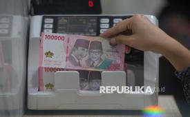 Karyawan menghitung uang pecahan rupiah di gerai penukaran mata uang asing di Jakarta, Jumat (24/4/2026). Pada perdagangan Jumat sore, nilai tukar rupiah ditutup menguat pada level Rp17.268 per dolar AS. Pemerintah menilai pelemahan nilai tukar rupiah yang sempat menyentuh level Rp17.300 per dolar AS dipicu meningkatnya tekanan global yang turut mengguncang mata uang di kawasan. Meski demikian, pemerintah bersama Bank Indonesia akan terus memantau pergerakan pasar guna menjaga stabilitas rupiah di tengah volatilitas yang masih tinggi. 