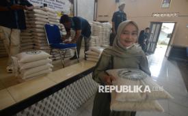 Warga membawa beras saat pembagian beras gratis dan Tunjangan Hari Raya (THR) di Kantor Desa Sidowayah, Polanharjo, Klaten, Jawa Tengah, Rabu (11/3/2026). Ilustrasi THR