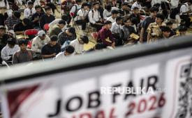 Pencari kerja antre saat mencari informasi lowongan pekerjaan pada kegiatan Job Fair Kendal 2026 di Kendal Sport Center, Kendal, Jawa Tengah, Rabu (22/7/2026). Pemerintah Kabupaten Kendal menggelar bursa kerja yang diikuti 34 perusahaan dengan membuka 4.703 lowongan kerja untuk penempatan di dalam dan luar negeri sebagai upaya memperluas kesempatan kerja dan menekan angka pengangguran terbuka yang berlangsung hingga 23 Juli. 