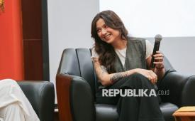 Musisi Danilla Riyadi saat sesi talkshow dalam acara Out Loud, Talkshow and Healing Experiences di Aula FISIP UI, Depok, Jawa Barat, Kamis (26/2/2026). Republika bersama Badan Konseling Mahasiswa  (BKM) FISIP UI menggelar talkhsow terkait mental health dengan tema Grow Through What You Go Through yang diharapkan menjadi sarana edukasi sekaligus ruang aman bagi penyintas untuk berbagi kisah dan pengalaman dalam menghadapi kondisi kesehatan mental.