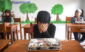 Siswa berdoa sebelum menyantap  makanan dari porsi makan bergizi gratis (MBG) di Madrasah Ibtidaiyah (MI) Darul Furqan, di Sebatik Tengah, Nunukan, Kalimantan Utara, Rabu (22/7/2026). SPPG Sebatik Tengah tersebut mendistribusikan MBG ke 13 Posyandu dan 10 sekolah diantaranya ke sekolah MI Darul Furqan yang terletak di tepi garis batas negara Indonesia dengan Malaysia. 