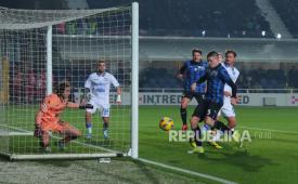 Emil Holm (kanan) dari Atalanta mencetak gol 5-0 pada pertandingan sepak bola Serie A Italia antara Atalanta BC dan Frosinone Calcio di Bergamo, Italia, Selasa (16/1/2024) dini hari WIB.