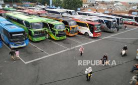 Bus berjejer siap mengantar penumpang di Terminal Cicaheum, Kota Bandung. Dishub Kota Bandung mengecek kelaikan bus mudik di terminal-terminal menjelang mudik.