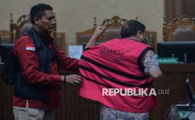 Terdakwa kasus dugaan suap vonis bebas terhadap Gregorius Ronald Tannur, Zarof Ricar mengenakan rompi tahanan usai menjalani sidang tuntutan di Pengadilan Tipikor, Jakarta, Rabu (28/5/2025).