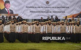 Petugas Penyelenggara Ibadah Haji (PPIH) Arab Saudi 2026 mengikuti upacara penutupan pembekalan peserta pendidikan dan pelatihan (diklat) PPIH Arab Saudi 2026 di Lapangan Galaxy, Halim Perdanakusuma, Jakarta Timur, Jumat (30/1/2026). Sebelumnya, para petugas telah menjalani diklat selama 20 hari guna menguasai berbagai bidang layanan krusial, meliputi transportasi, akomodasi, konsumsi, perlindungan jemaah, layanan disabilitas dan lansia, media center, kesehatan, serta bimbingan ibadah.