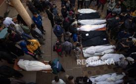 Warga Palestina berduka di samping jenazah kerabat mereka di luar Rumah Sakit Nasser, Jalur Gaza selatan, 7 Januari 2024.