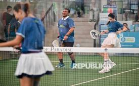 Direktur Republika Rangga Danu Prasetyo (kiri) dan Putri Indonesia 2023 Jelita Gabriella (kanan) mengikuti pertandingan padel dalam acara Padel For Environment di Jakarta, Sabtu (12/9/2026). Republika menggelar kompetisi padel bertajuk Padel For Environment dalam rangkaian acara ESG Now Movement 2026 yang diikuti oleh puluhan pemain padel dengan memperebutkan hadiah senilai jutaan rupiah. Selain pertandingan padel, kegiatan ESG Now Movement 2026 kali ini juga menggelar ruang edukasi terkait gaya hidup yang berkelanjutan dengan menyumbangkan bibit pohon.
