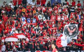 Suporter Timnas U-23 Indonesia memberikan dukungan pada babak perempat final Piala Asia U-23 2024 melawan Korea Selatan di Stadion Abdullah bin Khalifa, Doha, Jumat (26/4/2024) dini hari. Indonesia melaju ke semifinal Piala Asia U23 setelah mengalahkan Korea Selatan lewat babak adu penalti.