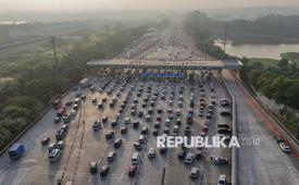 Foto aerial suasana kepadatan kendaraan pemudik di Gerbang Tol Cikampek Utama, Karawang, Jawa Barat, Rabu (18/3/2026). 