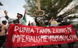 Berbagai elemen masyarakat menggelar aksi menyuarakan penolakan terhadap penjajahan saat peringatan 78 Tahun Nakba atau Tragedi Pengusiran Rakyat Palestina oleh Zionis Israel, di Jalan Asia Afrika, Kota Bandung, Jumat (15/5/2026). Kegiatan tersebut menjadi momentum untuk merefleksikan sejarah panjang penderitaan rakyat Palestina serta menuntut hak kemerdekaan bagi mereka.