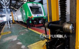 Petugas mengecek dan melakukan perawatan rutin  lokomotif kereta api di Depo Lokomotif Balapan Solo, Jawa Tengah, Ahad (24/9/2023). Perawatan lokomotif, kebersihan gerbong, dan kontrol rel rutin dilakukan petugas di depo yang dikelola PT KAI Daop 6 Yogyakarta tersebut sebagai upaya untuk memberikan kenyamanan dan keamanan bagi penumpang kereta api. 