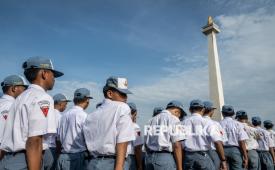 Sejumlah siswa SMA mengikuti apel Kebangsaan dalam rangka peluncuran Program Jaga Jakarta Tanpa Narkoba di kawasan Monas, Jakarta, Kamis (30/10/2025). Badan Narkotika Nasional (BNN) Republik Indonesia menggelar apel kebangsaan yang diikuti seluruh elemen masyarakat dengan tujuan menciptakan Jakarta bersih narkoba (Bersinar) dan cemerlang serta sukses tanpa narkoba.