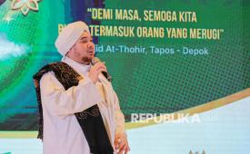 Ketua Yayasan Al Fachriyah, Habib Jindan menyampaikan tausiyah dalam acara Dzikir Nasional Republika di Masjid At-Thohir di Cimanggis, Depok, Kamis (31/12/2025). Kegiatan Dzikir Nasional Republika  kali ini mengangkat tema Demi Masa, Semoga Kita Bukan Termasuk Orang yang Merugi.