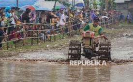 Joki beradu cepat saat lomba balap traktor di Desa Jangur, Kecamatan Sumberasih, Kabupaten Probolinggo, Jawa Timur, Jumat (26/12/2025). Pemerintah Kabupaten Probolinggo menggelar lomba balap traktor yang diikuti sebanyak 32 peserta dalam rangka menyambut musim tanam sekaligus sebagai ajang promosi wisata di kawasan itu. 