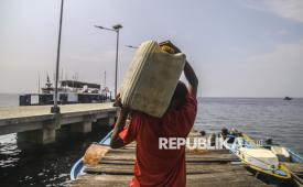 Seorang nelayan memangul jerigen berisi Bahan Bakar Minyak (BBM) subsidi jenis pertalite usai pengisian di Stasiun Pengisian Bahan Bakar Umum Nelayan (SPBUN). (ilustrasi)