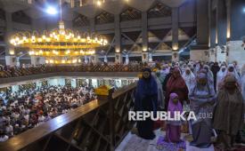 Umat Islam melaksanakan Salat Tarawih pertama di Masjid Raya Nurul Wathon, Pakansari, Cibinong, Kabupaten Bogor, Jawa Barat, Rabu (18/2/2026). Pemerintah menetapkan awal puasa atau 1 Ramadhan 1447 Hijriah pada Kamis (19/2/2026). Salat Tarawih perdana tersebut diikuti dengan antusias oleh jemaah dari berbagai wilayah di Bogor. Selain orang dewasa, anak-anak juga tampak bersemangat mengikuti Salat Tarawih yang untuk pertama kalinya digelar di masjid tersebut setelah selesai dibangun pada Desember 2025.