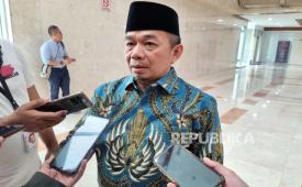 Chairman of the Sejahtera Justice Party (PKS) faction of DPR who is also a member of Commission I of DPR Jazuli Juwaini at Nusantara II Building, Parliament Complex, Jakarta, Thursday (9/11/2023).