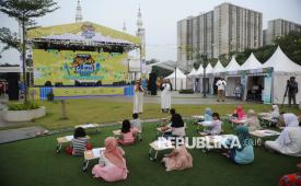 Pembawa acara membuka acara Republika Hijriah Food Festival 2025 di Masjid At-Thohir, Depok, Jawa Barat (27/6/2025). Republika bersama Kadin Indonesia Komite Tiongkok menggelar acara Hijriah Food Festival 2025 yang akan berlangsung pada 27-29 Juni 2025. Republika Hijriah Food Festival digelar dalam rangka memeriahkan tahun baru Islam 1447 Hijriah. Republika Hijriah Food Festival 2025 menghadirkan pameran makanan halal dari China atau Tiongkok, Timur Tengah dan Indonesia. Selain kuliner, Republika Hijriah Food Festival 2025 juga diramaikan acara seni dan budaya, tausiyah dari ustadz dan ustadzah ternama, serta aktivitas edukatif untuk anak-anak seperti mewarnai dan membuat kaligrafi