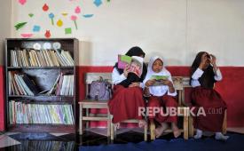 Pelajar mengikut kegiatan belajar pada hari pertama sekolah  Tahun Ajaran Baru di Madrasah Baitul Ghofur, Kampung Cilember, Desa Lebak Muncang, Kecamatan Ciwidey, Kabupaten Bandung. (ilustrasi)