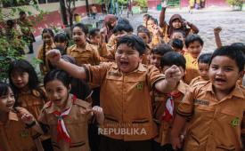 Siswa bersiap memasuki kelas untuk mengikuti kegiatan belajar mengajar di SD Negeri 4 Menteng, Palangka Raya, Kalimantan Tengah, Kamis (29/10/2026). Dinas Pendidikan Kota Palangka Raya memberlakukan pembelajaran tatap muka yang dimulai pada Kamis (29/10) seiring membaiknya kondisi udara di wilayah tersebut yang sebelumnya sempat dua bulan kegiatan belajar mengajar dilakukan secara jarak jauh dampak kabut asap kebakaran hutan dan lahan. 